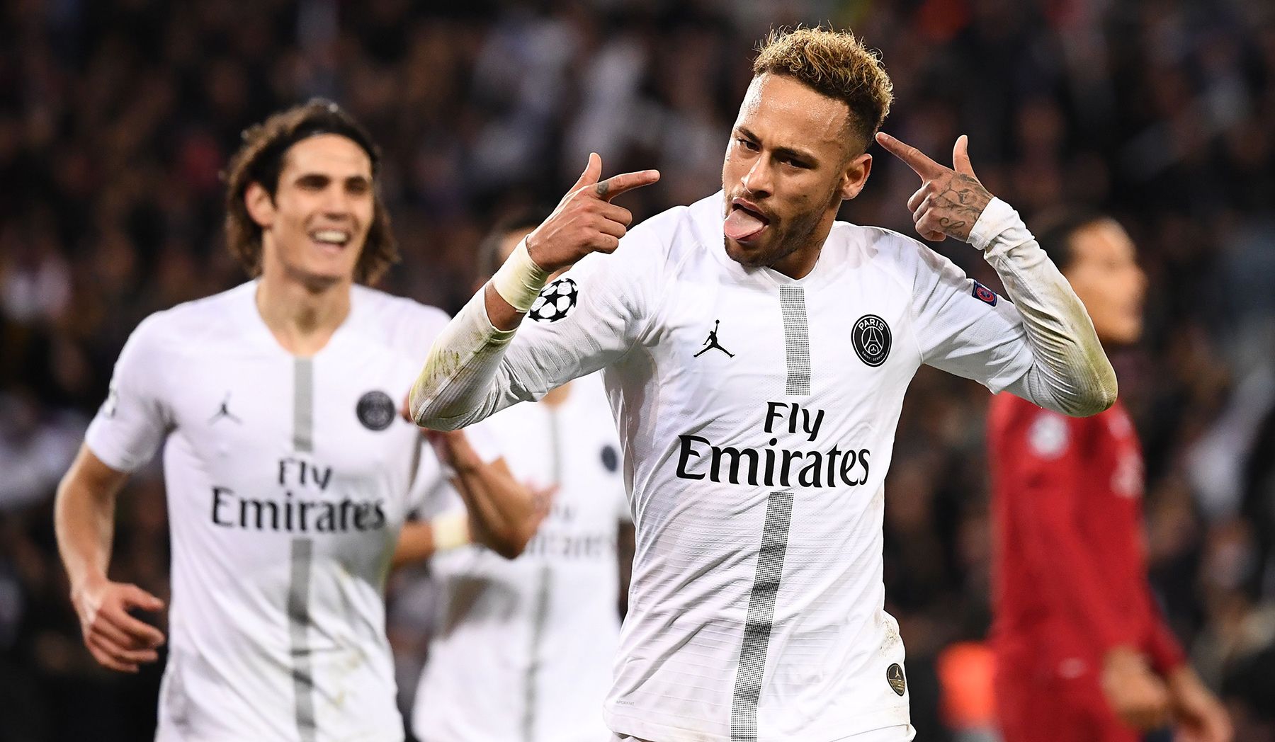Neymar Jr, celebrating a goal scored with the PSG near Cavani