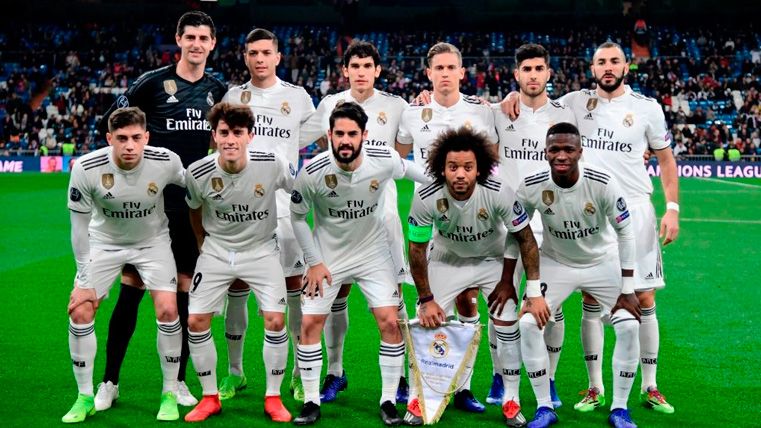The players of Real Madrid before a match of the 2019-20 season