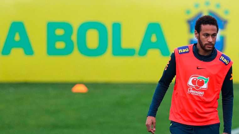 Neymar, objetivo del Barça, en un entrenamiento con la selección de Brasil
