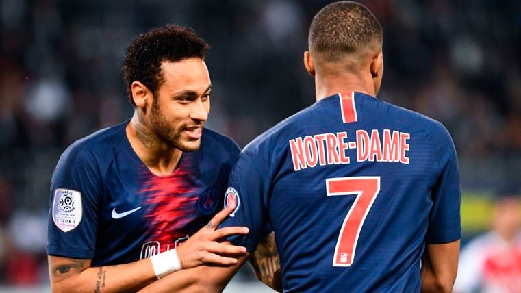 Neymar and Kylian Mbappé celebrate a goal of PSG