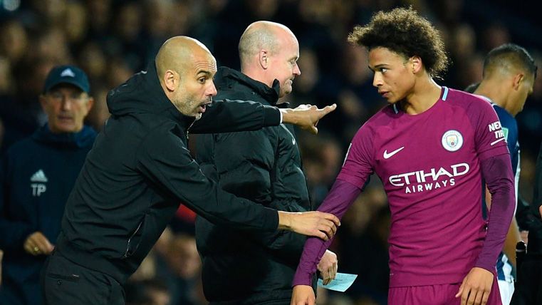 Leroy Sané and Pep Guardiola in a match of Manchester City