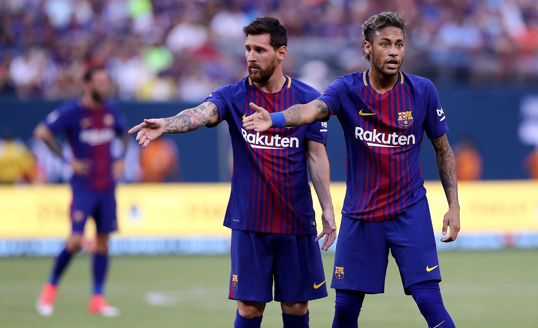 Neymar Jr y Leo Messi, antes de lanzar una falta con el FC Barcelona