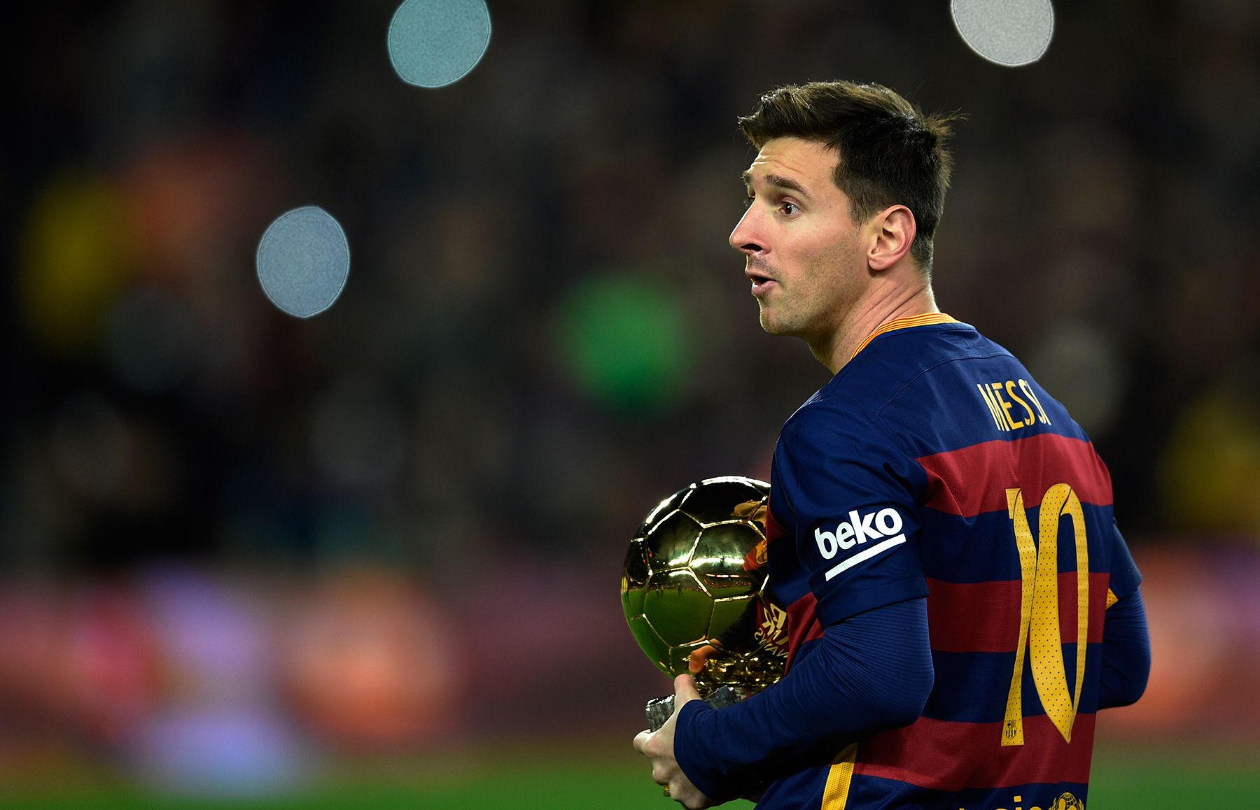 Leo Messi, mostrando su último Balón de Oro al público del Camp Nou