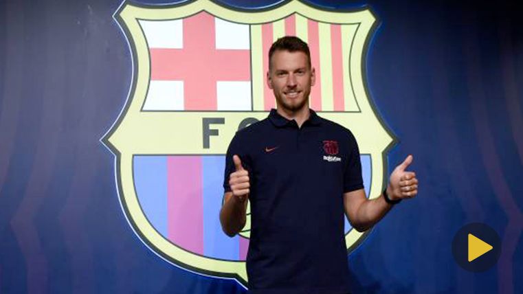 Neto, during his presentation with Barcelona
