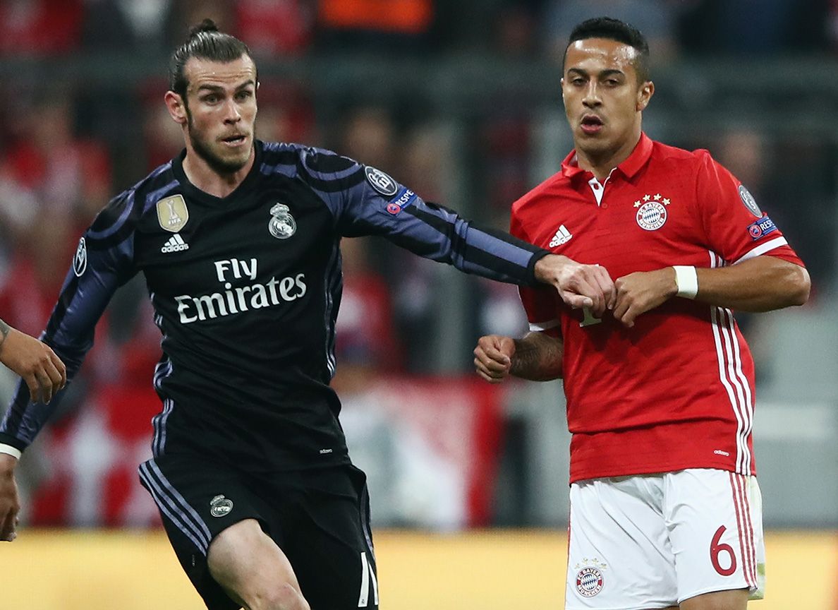 Thiago Alcántara y Gareth Bale en un partido