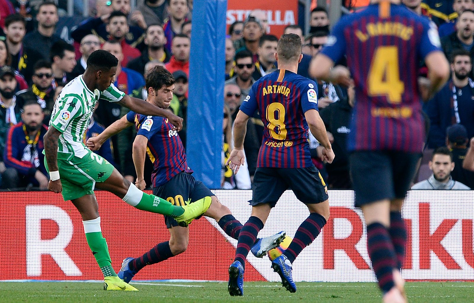 Junior Firpo, durante un partido contra el Barça en el Camp Nou