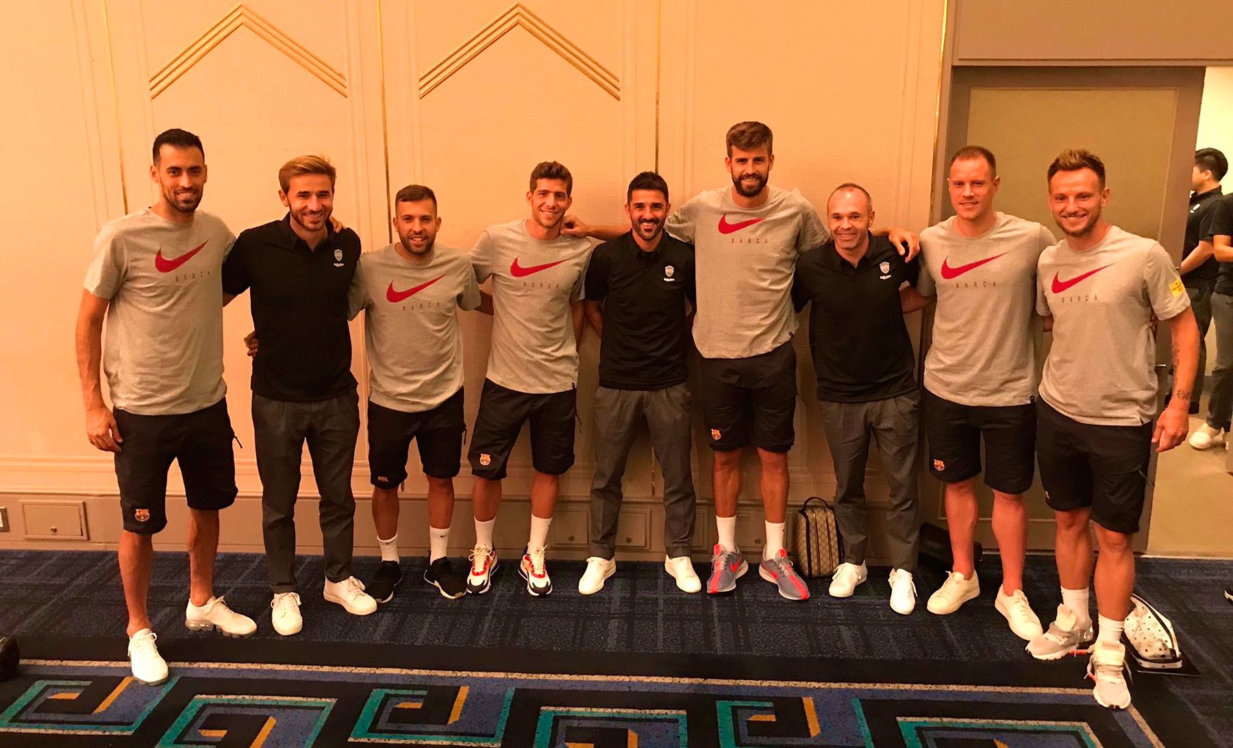 Los jugadores del Barça, junto a Iniesta, Villa y Samper