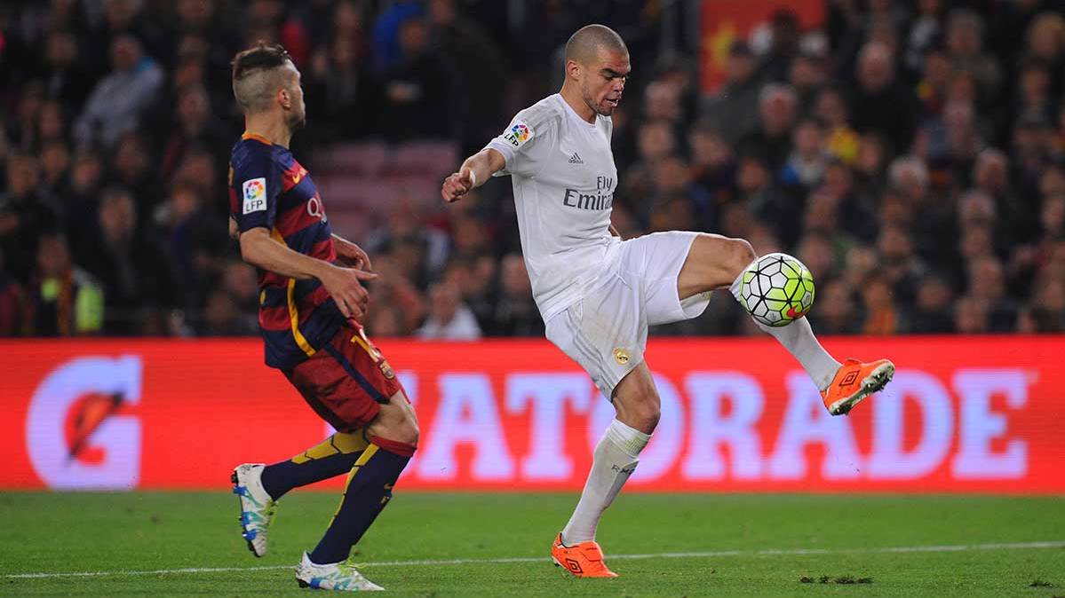 Pepe en un lance del encuentro entre FC Barcelona y Real Madrid