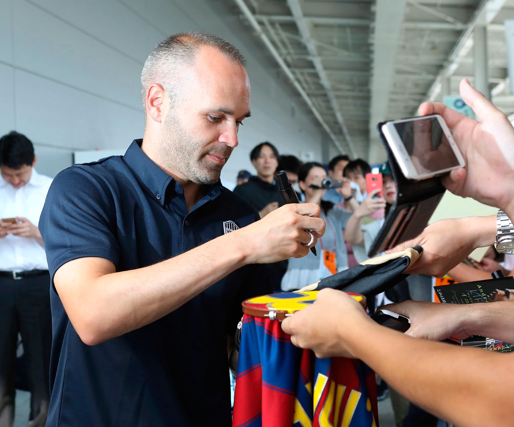 Iniesta signs autographs in Japan