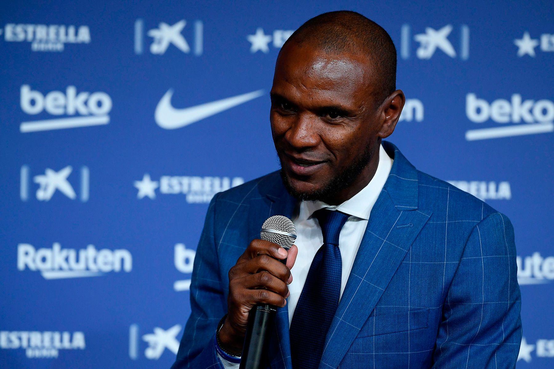 Abidal in the act of presentation of Griezmann