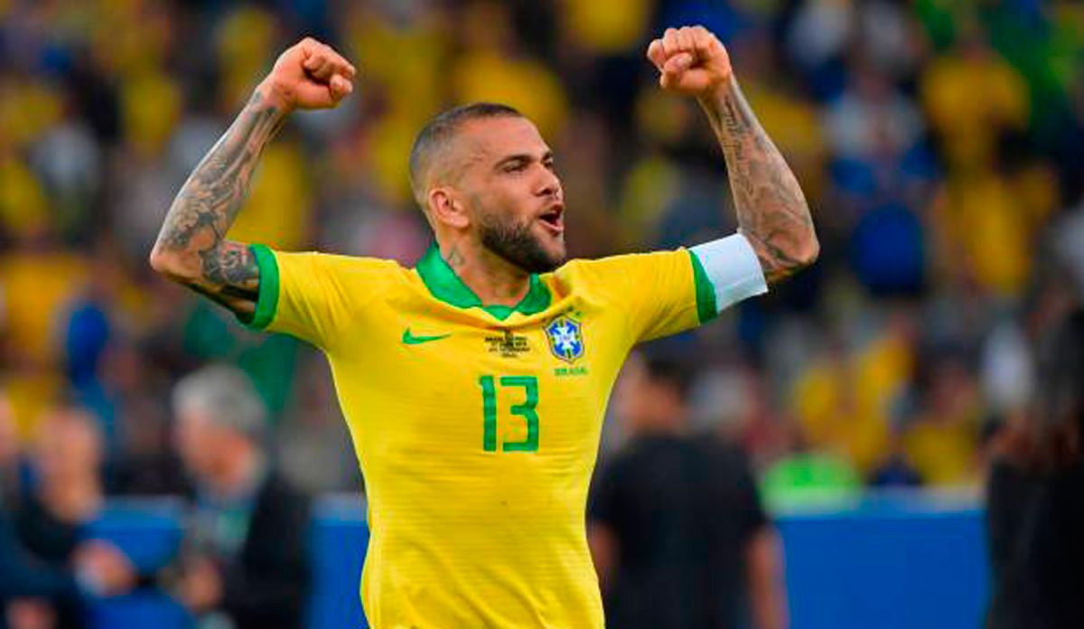 Dani Alves, durante un partido con Brasil