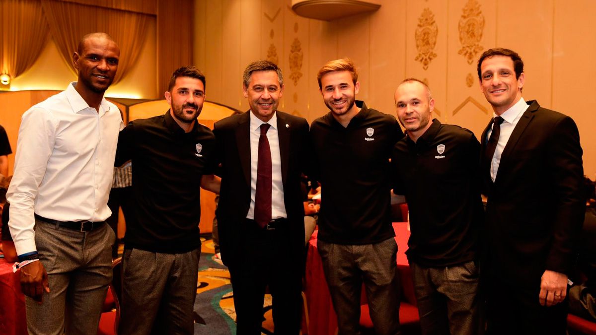 La comitiva del Barça junto a varios ex jugadores del club en la gira asiática