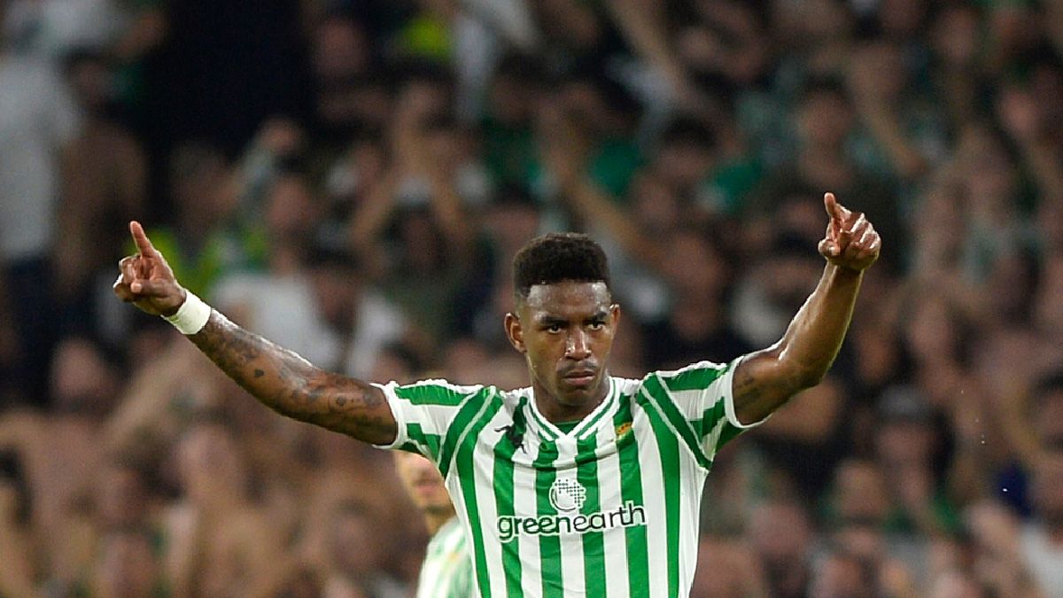 Junior Firpo, objetivo del Barça, en un partido con el Real Betis