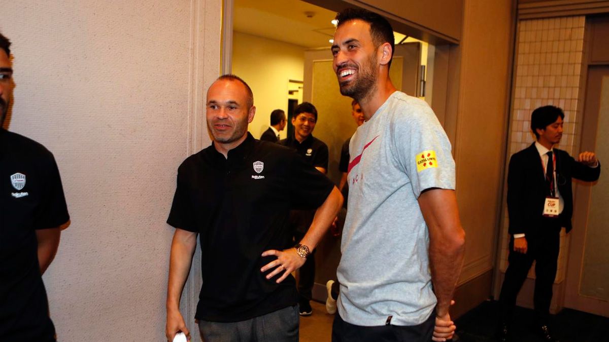 Sergio Busquets y Andrés Iniesta en un acto en Japón