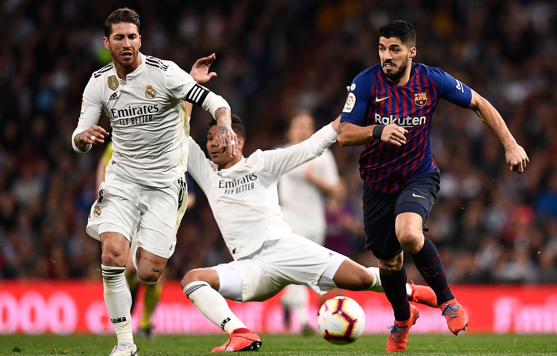 Sergio Ramos and Luis Suárez, fighting for a ball in El Clásico