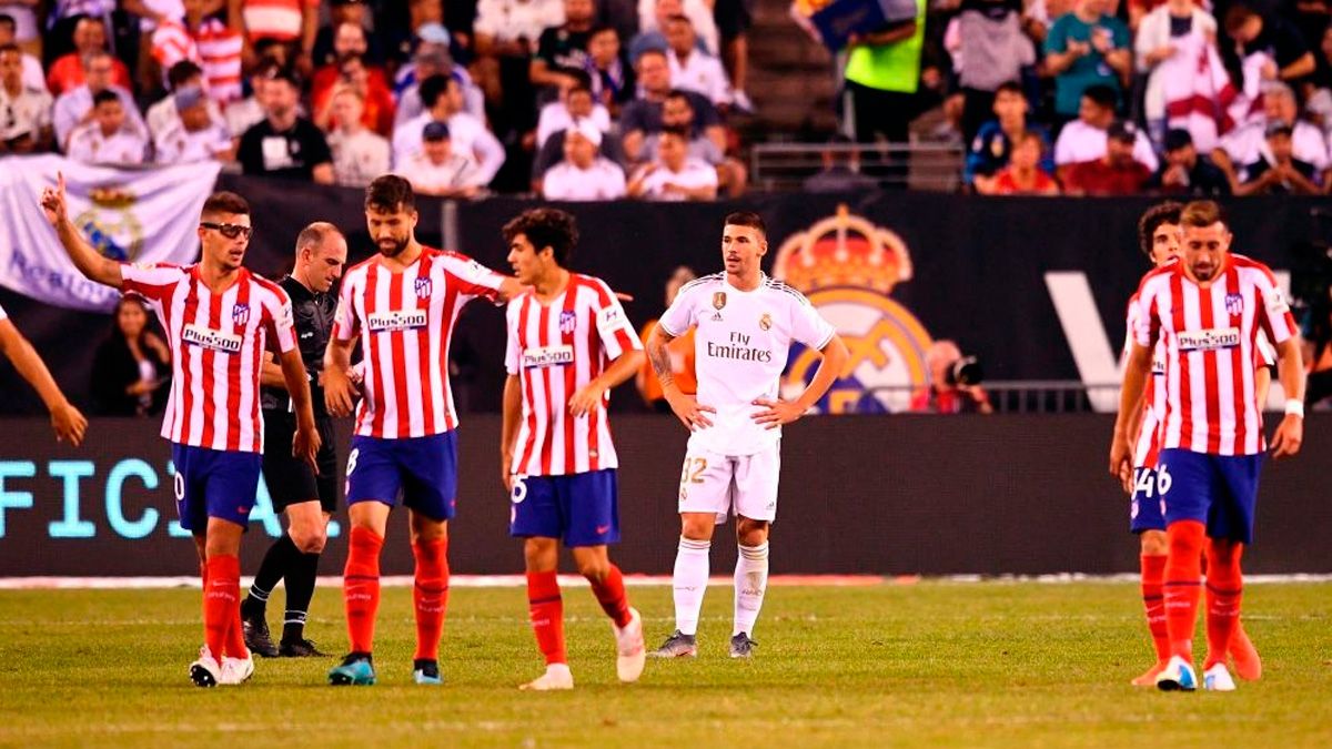Los jugadores del Atlético celebran un gol al Real Madrid