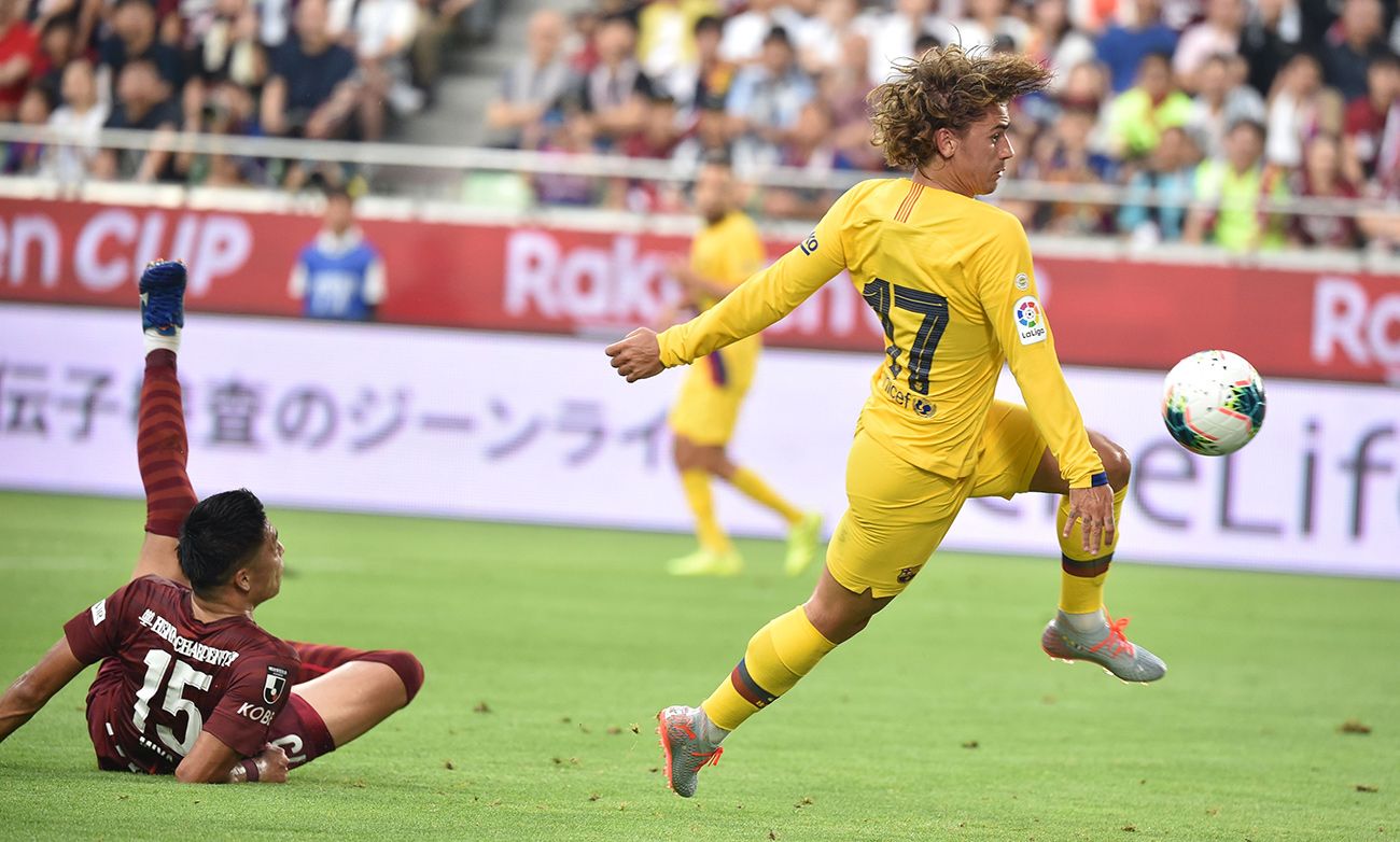 Antoine Griezmann, intentando rematar un balón contra el Vissel Kobe