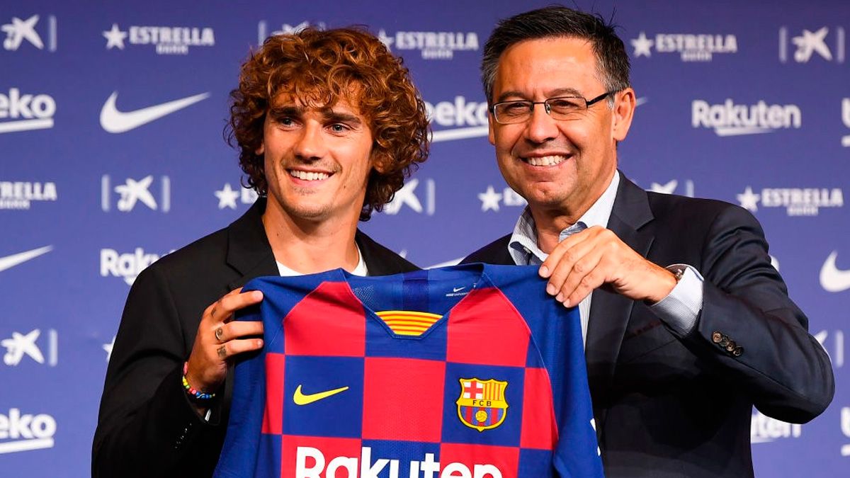 Antoine Griezmann y Josep Maria Bartomeu en la presentación del galo con el Barça