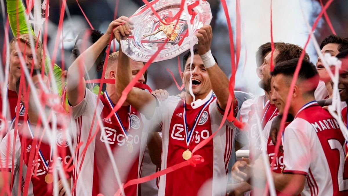 Ajax players celebrate the title of the Dutch Super Cup