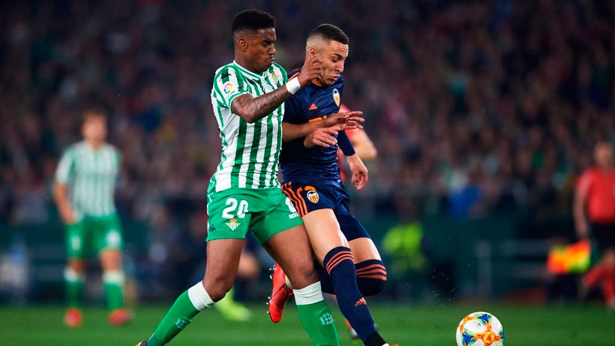 Junior Firpo, objetivo del Barça, en un partido con el Real Betis