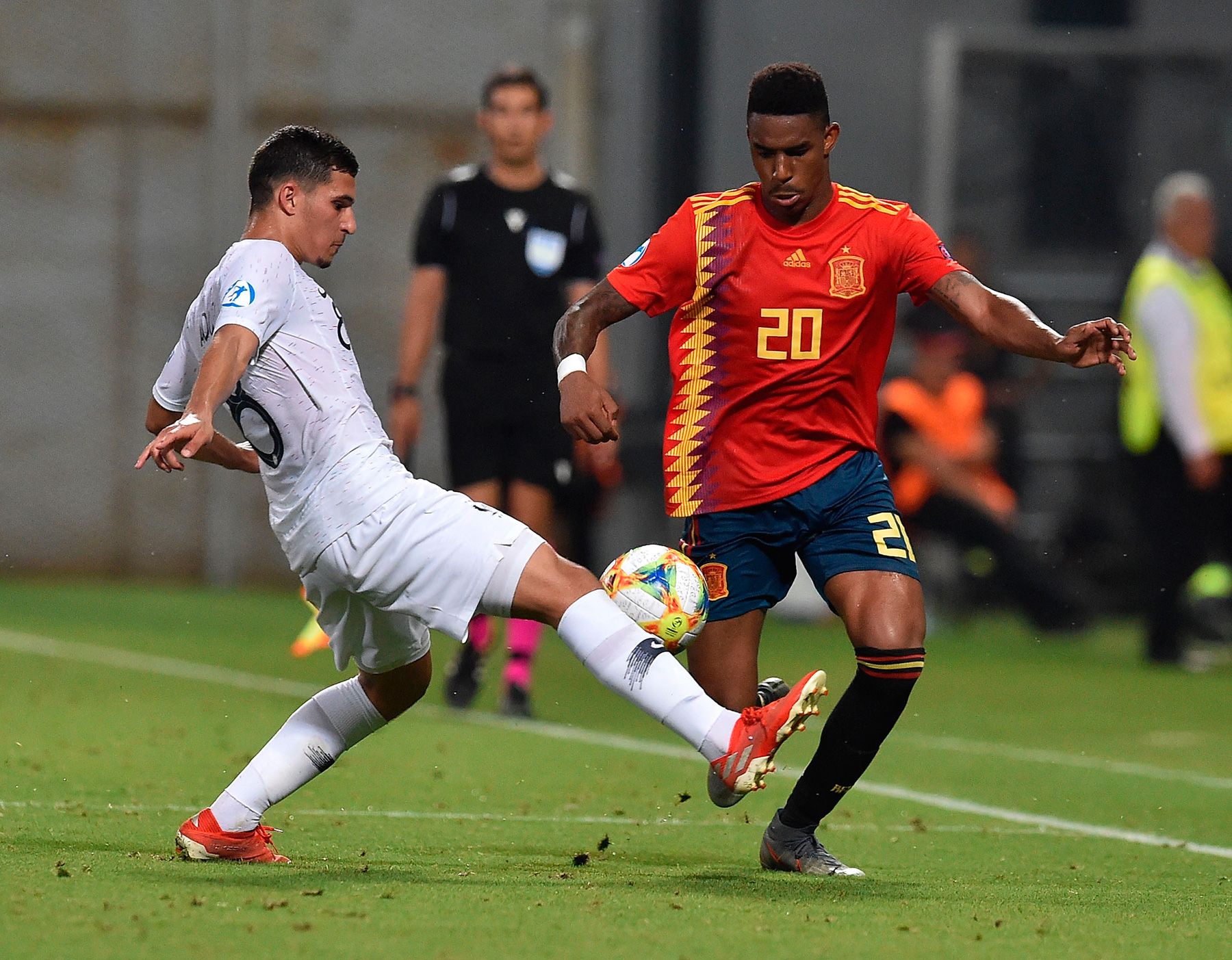Junior Firpo in a match with Spain under 21
