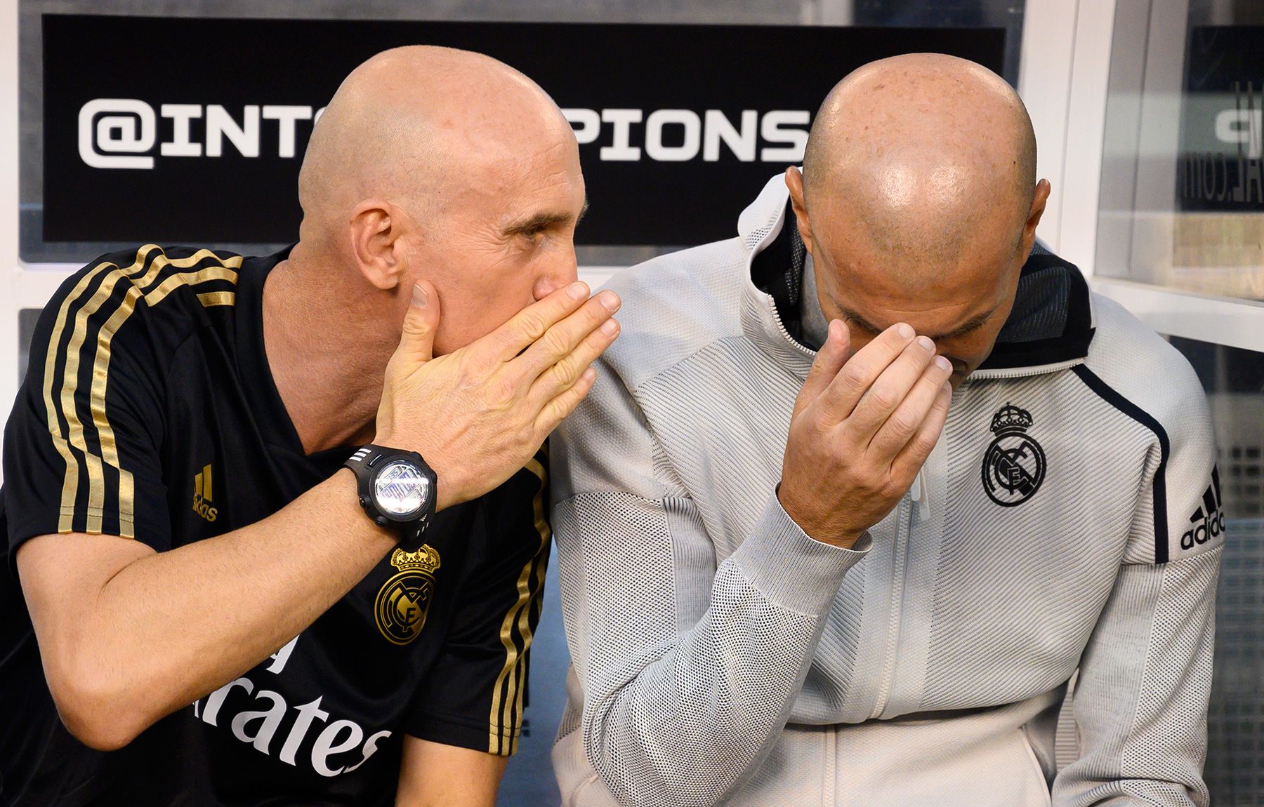 Zidane y su ayudante en el banquillo del Real Madrid