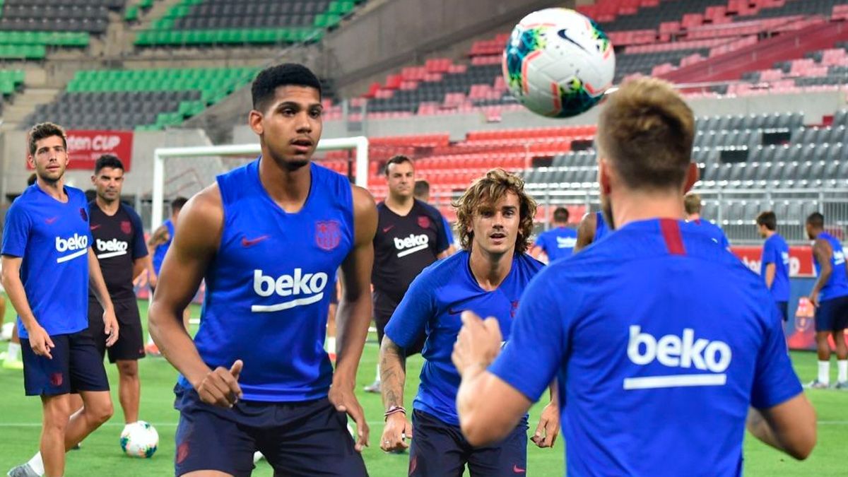 The players of FC Barcelona in a training session