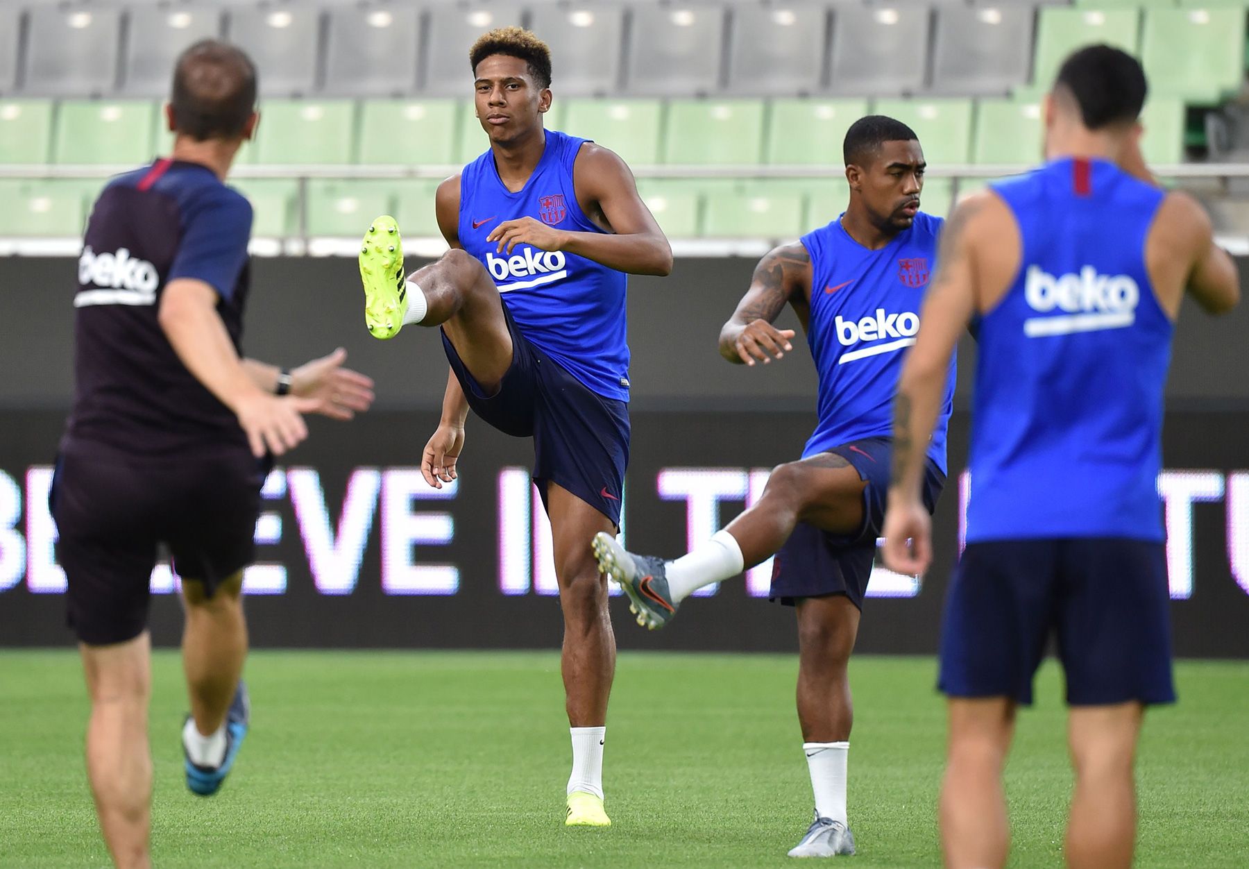 Todibo in a training with FC Barcelona