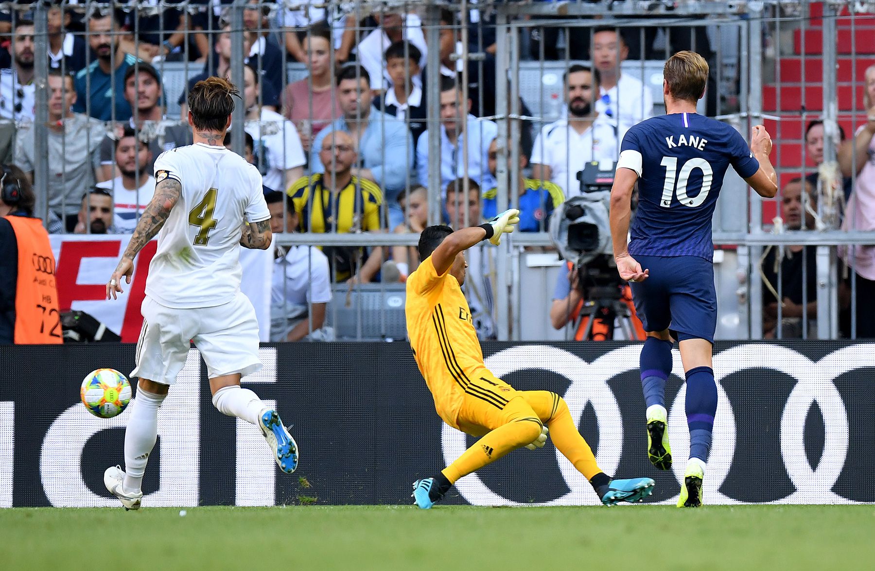 Harry Kane marcando el gol de la victoria contra el Madrid