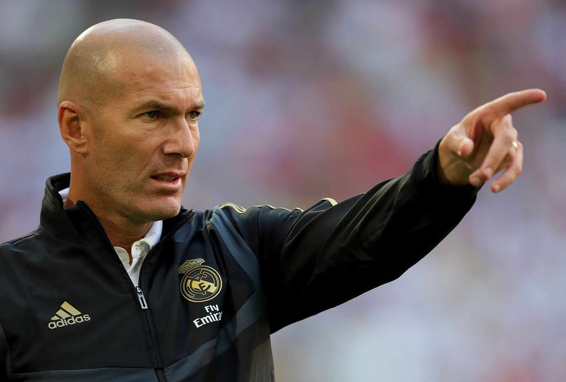 Zidane da una orden en el banquillo del Madrid