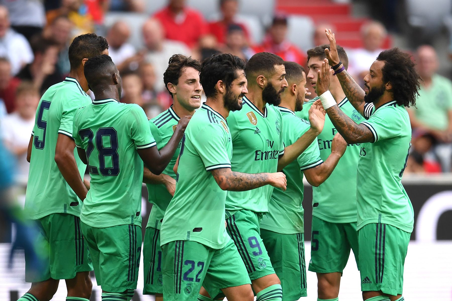 Madrid players celebrate Benzema's goal