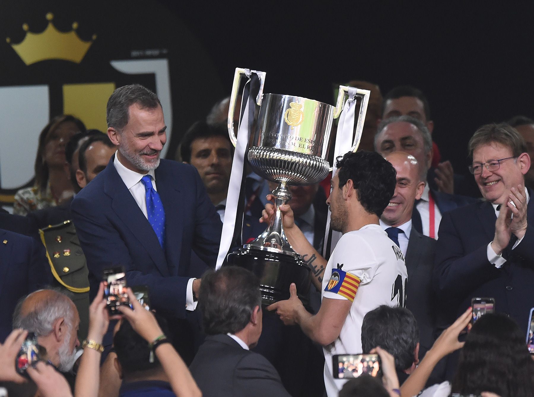 The King offers the Cup to Dani Parejo in the final