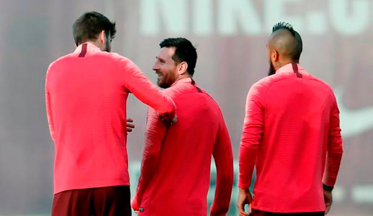 Leo Messi y Arturo Vidal, junto a Gerard Piqué