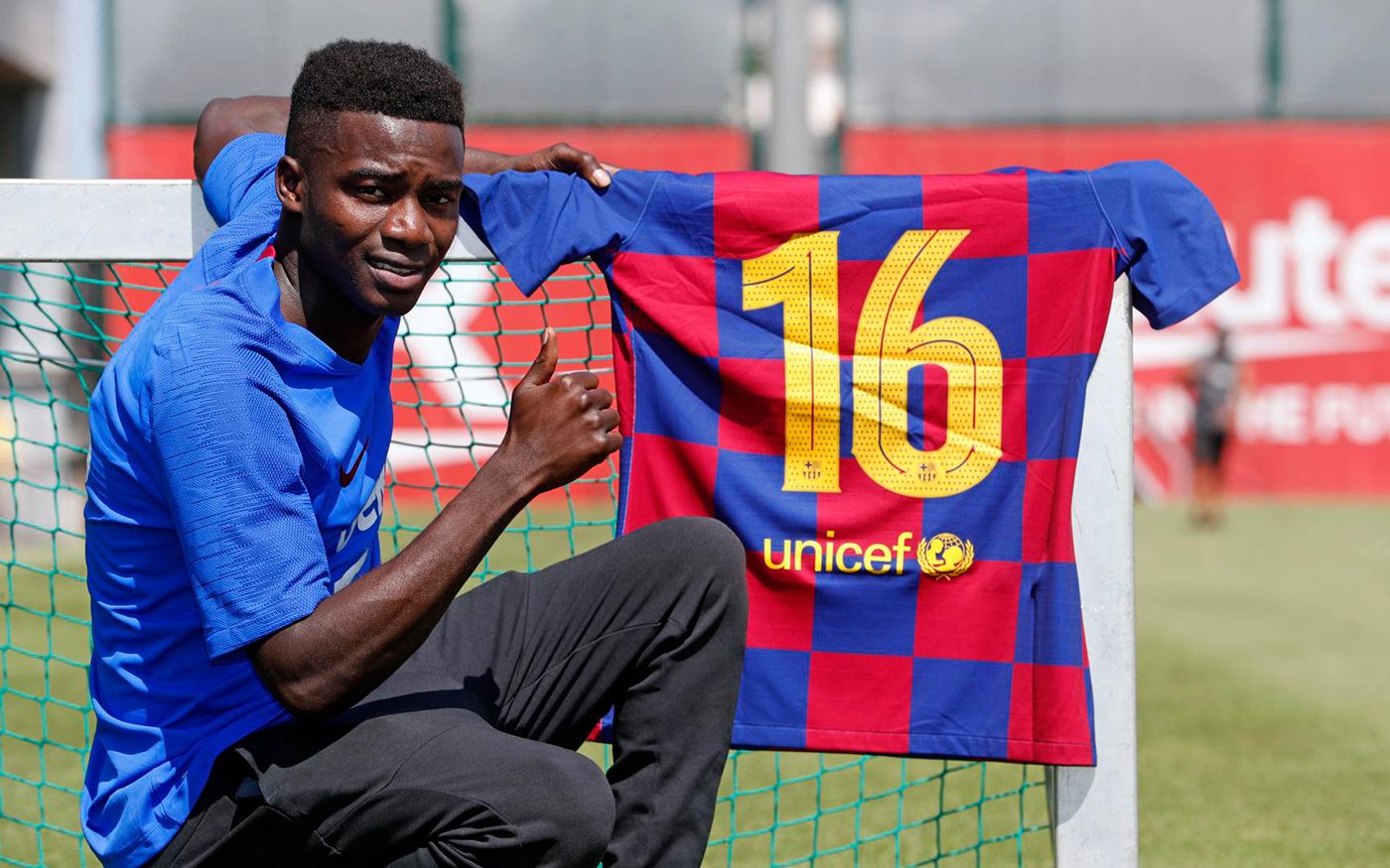 Moussa Wagué, posing with his new T-shirt in FC Barcelona