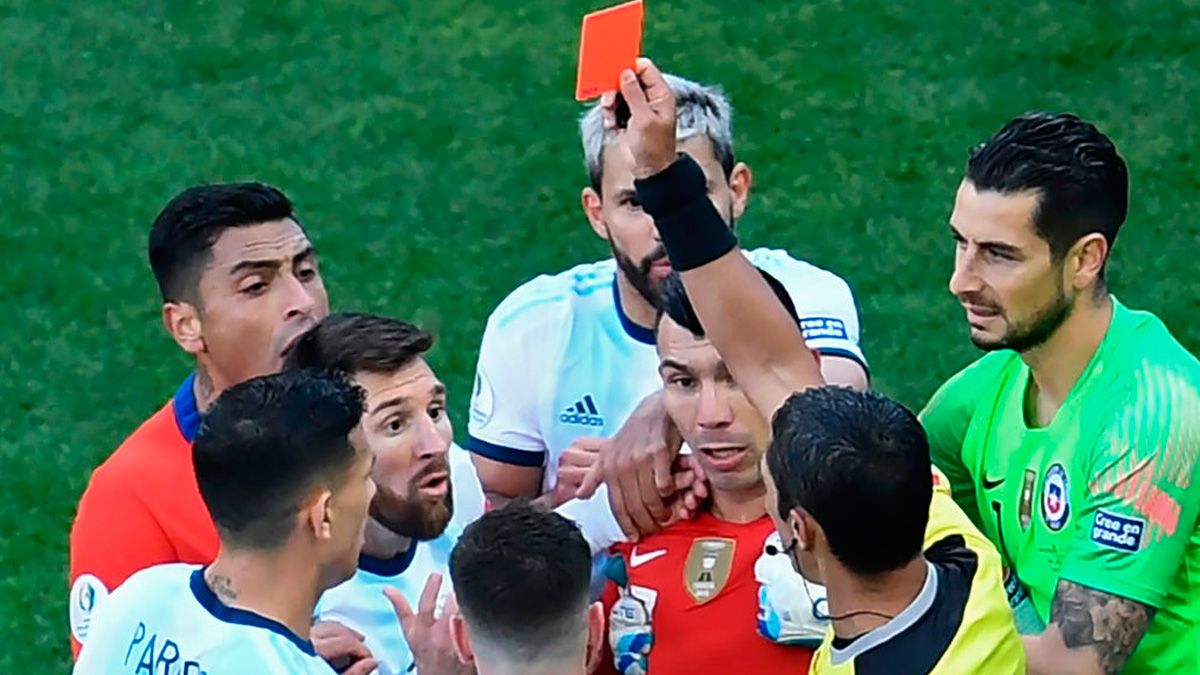 Leo Messi fue expulsado en el Argentina-Chile y la CONMEBOL le castigará por sus palabras