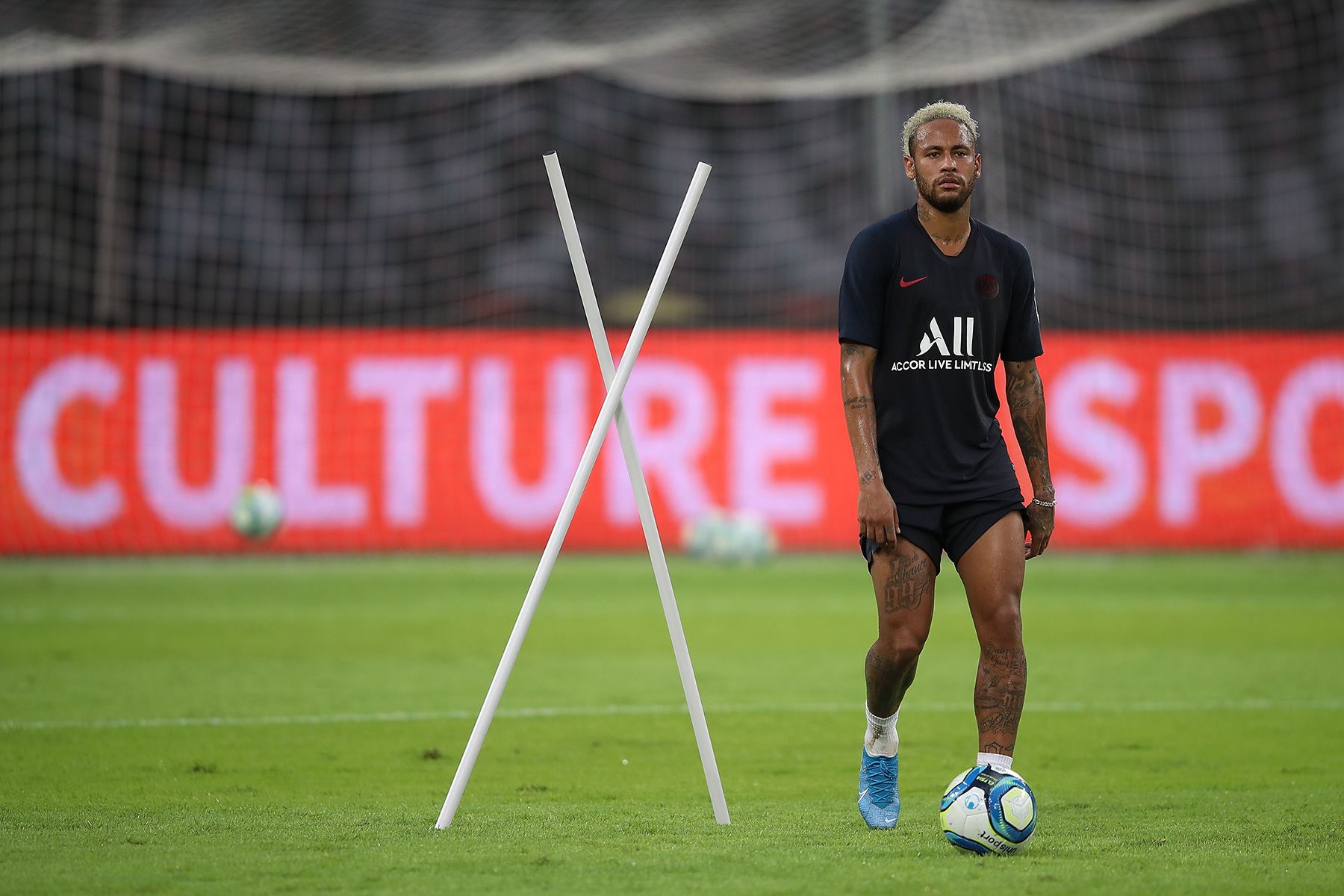 Neymar turns on all PSG alarms after finishing the training with an injury