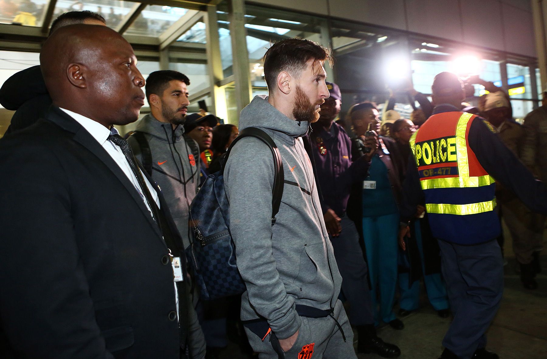 Leo Messi llegando a un aeropuerto