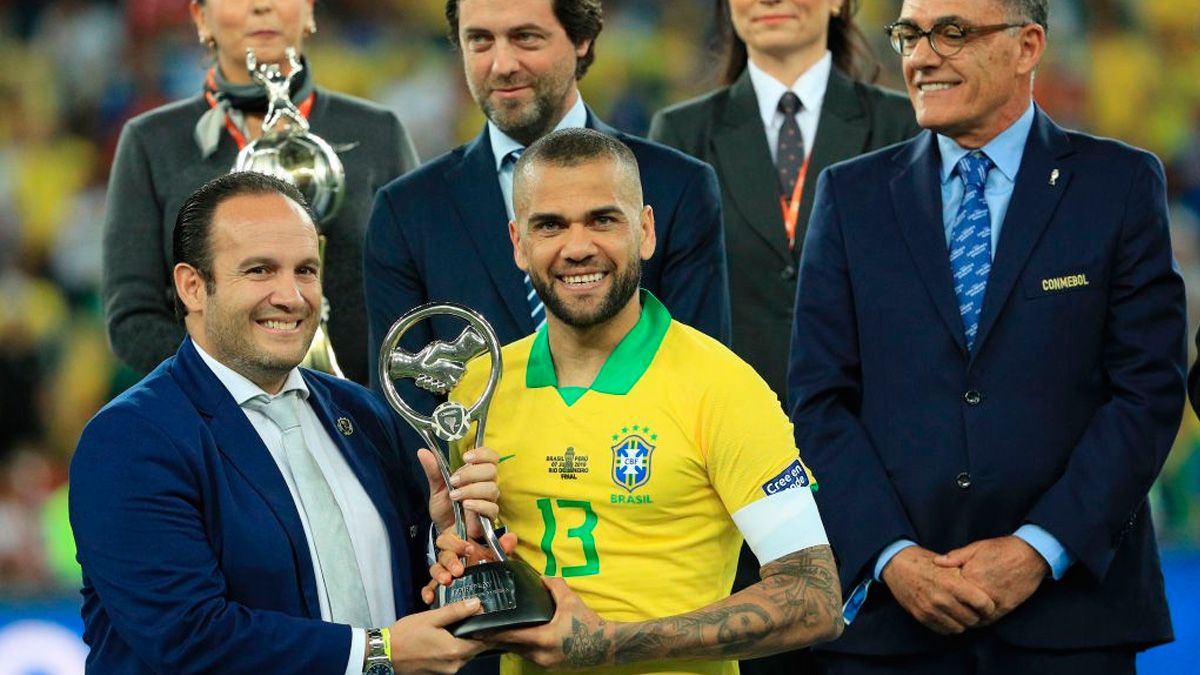 Dani Alves collects the trophy as the MVP of the Copa America of Brazil 2019