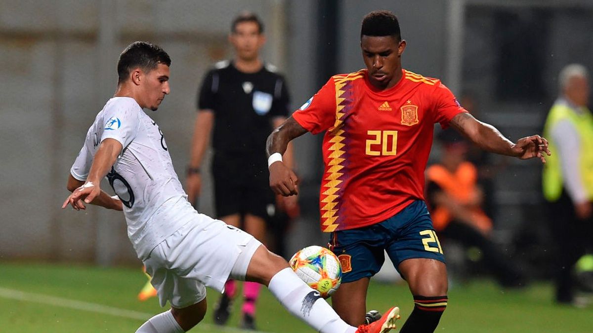 Junior Firpo in a match with the spanish national team