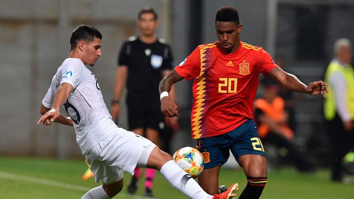 Junior Firpo en un partido con la selección española