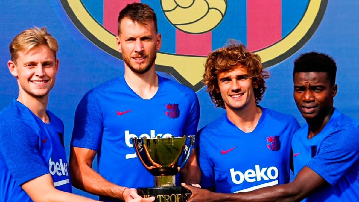 The signings of Barça in the traditional photo beside the Joan Gamper Trophy