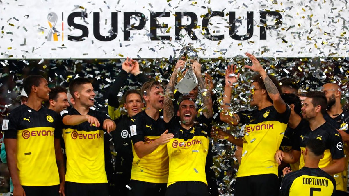 The players of Borussia Dortmund celebrate the victory in the german Supercup