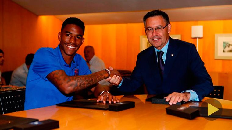 Junior Firpo and Josep Maria Bartomeu in the presentation of the youngster with Barça