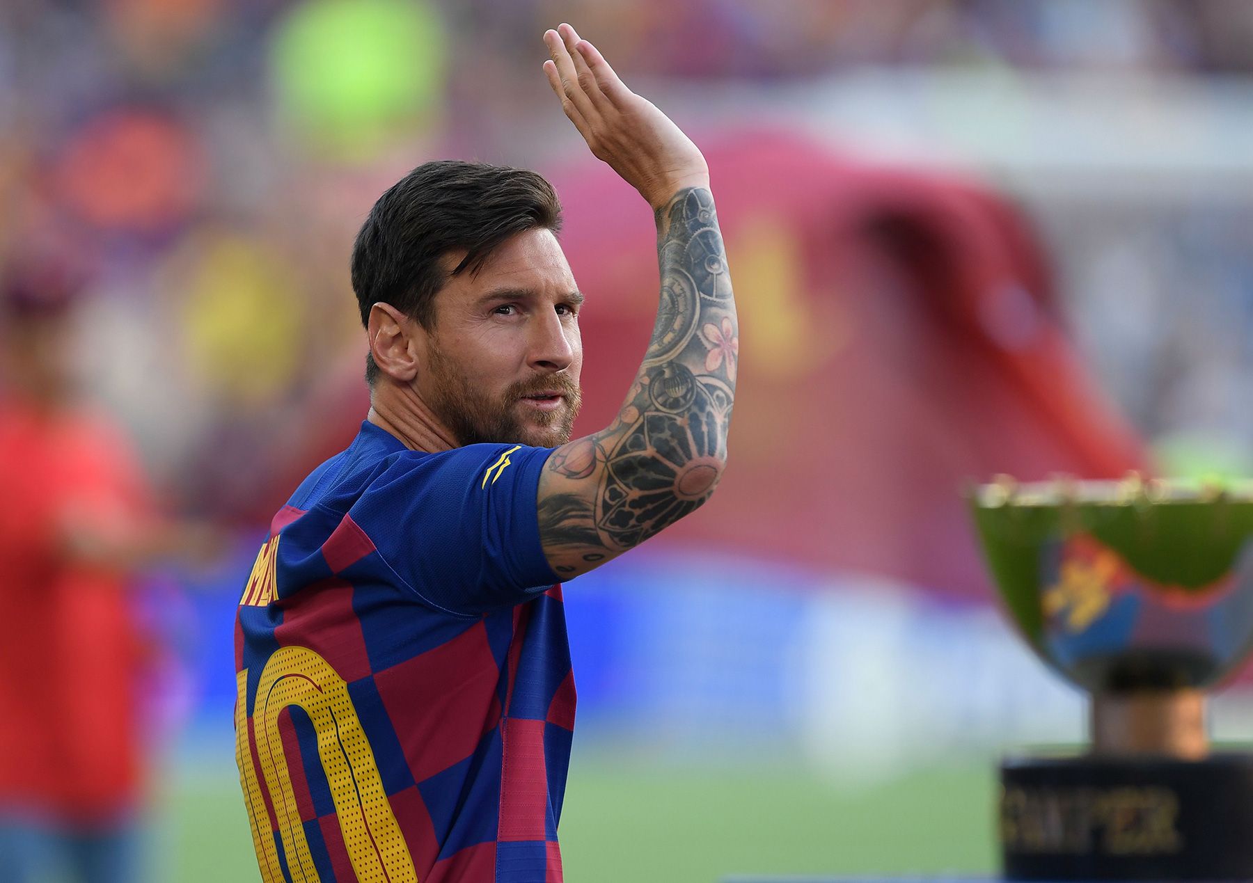 Leo Messi greets to the public of the Camp Nou