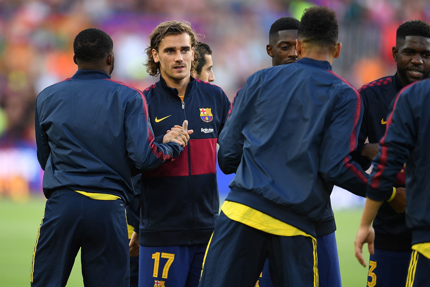 Los jugadores del Barça y del Arsenal se saludan antes del partido
