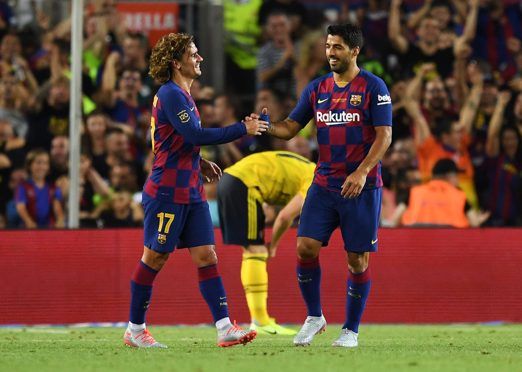 Luis Suárez and Griezmann celebrate a goal against Arsenal