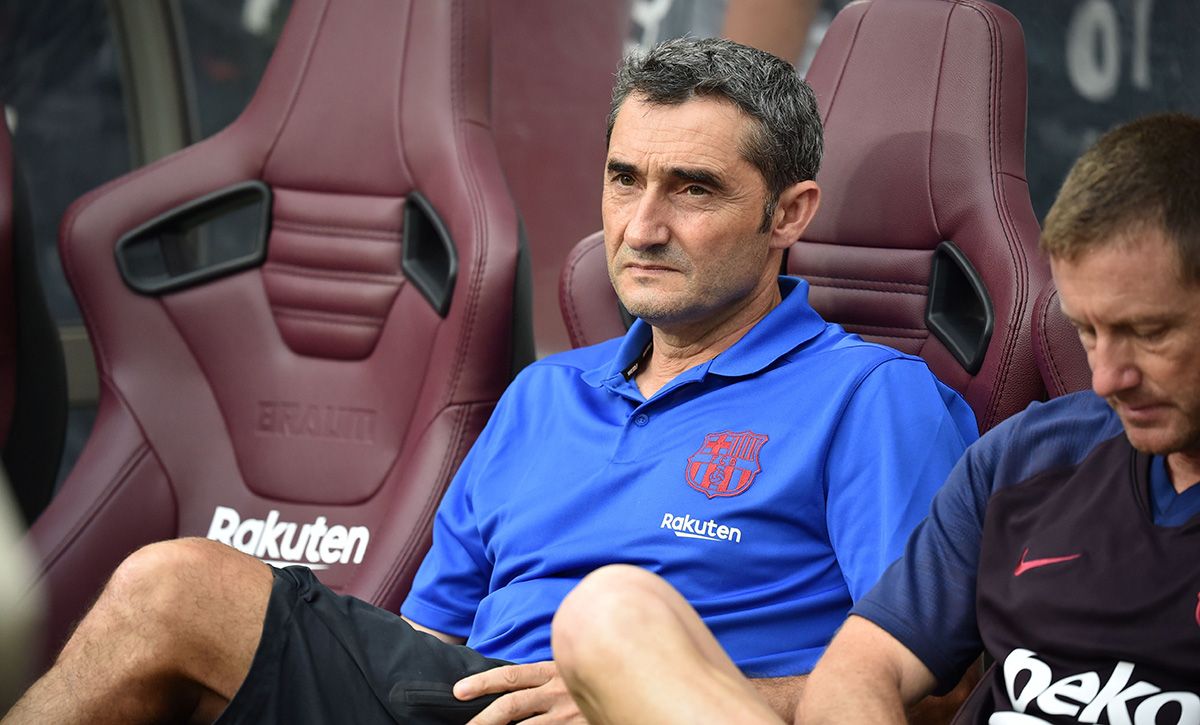 Ernesto Valverde, sentado en el banquillo del Barça
