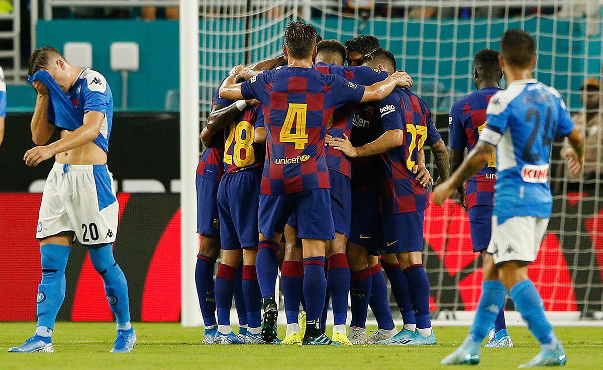 El FC Barcelona, celebrando un gol de Busquets contra el Nápoles