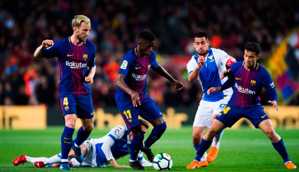 Ivan Rakitic y Coutinho, junto a Dembélé