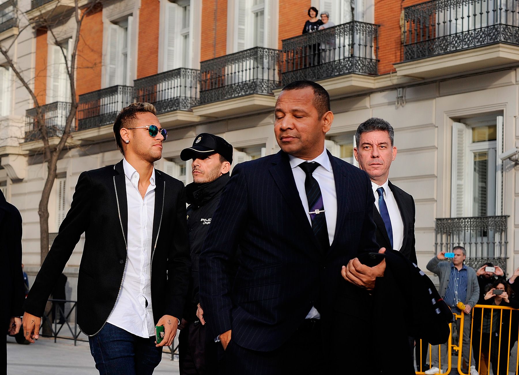 Neymar y su padre en la calle